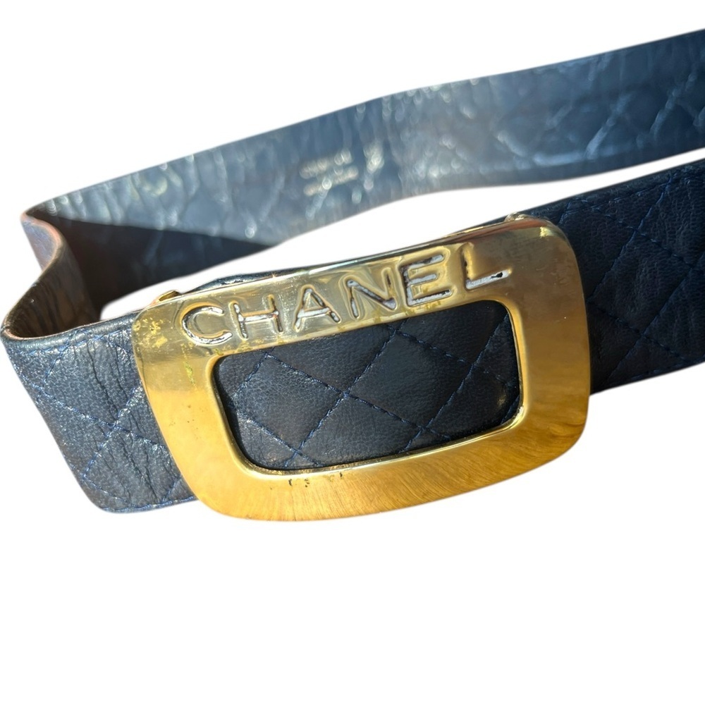 Vintage CHANEL Navy Quilted Leather Belt with Gold Buckle Sz 26 - Picture 2 of 8